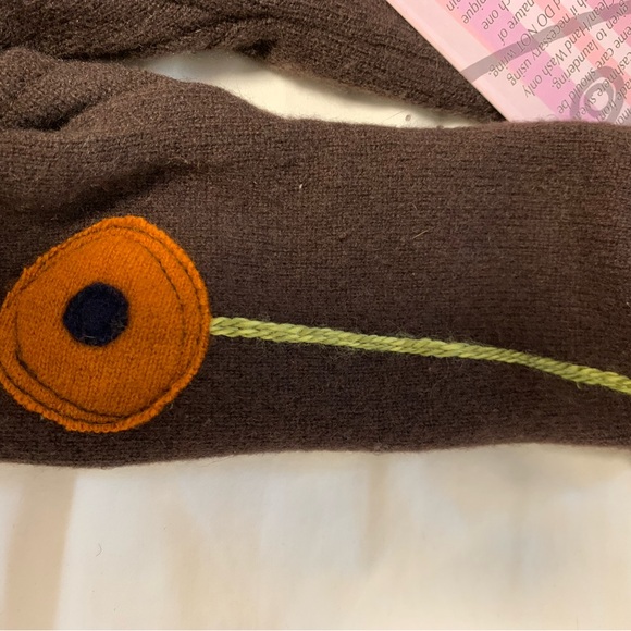 100% Cashmere Fingerless Gloves with Flower Design NWT - Picture 4 of 4